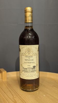 une bouteille de vin posée sur une table en bois