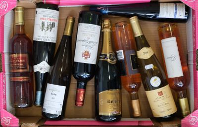 plusieurs bouteilles de vin dans une boîte rose posée sur la table