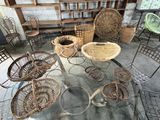 Plusieurs chaises et tables en osier sont disposées autour d'une table au plateau en verre