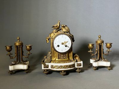 trois types d'horloges exposées sur une table