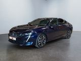 une voiture bleue garée dans une pièce aux murs blancs