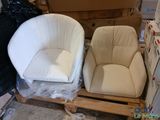 deux chaises posées sur une palette