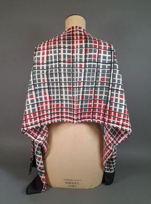 une image d'un châle à carreaux drapé sur un mannequin mannequin mannequin mannequin mannequin mannequin mannequin mann