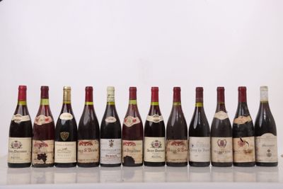 plusieurs bouteilles de vin sont alignées sur une table