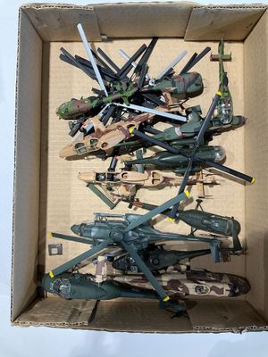 une boîte contenant tout un tas de jouets militaires