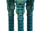 un vase bleu posé sur une table
