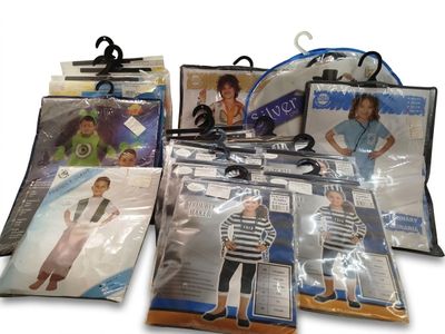 de nombreux sacs de vêtements, parmi lesquels se trouve un homme portant une chemise rayée