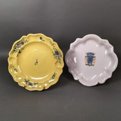 deux assiettes jaunes et blanches ornées d'un blason