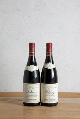 deux bouteilles de vin posées sur une table en bois