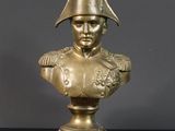 buste en bronze d'un homme portant un casque, posé sur une table