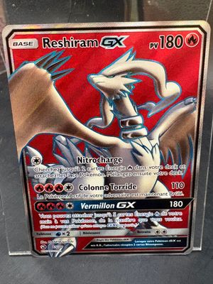 une carte Pokémon exposée dans une vitrine