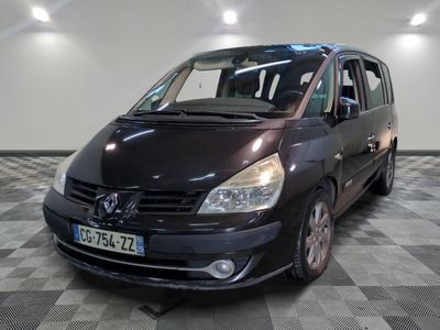 la photo d'une camionnette noire garée dans un garage