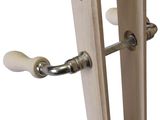 un gros plan sur la poignée d'une porte en bois