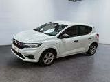 La voiture blanche est garée dans une grande pièce au sol noir