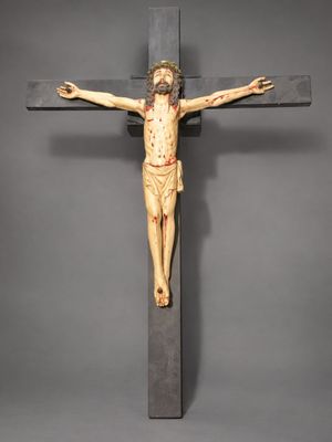 crucifix en bois représentant Jésus sur la croix, sur fond gris