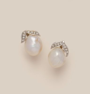 une image d'une paire de boucles d'oreilles en perles et diamants