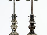deux lampes posées sur une surface blanche