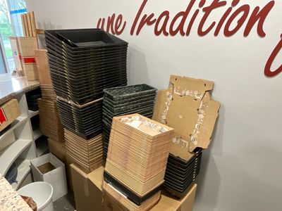 de nombreuses boîtes de nourriture posées sur une table dans une pièce