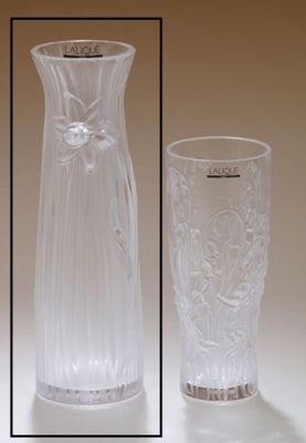 un vase et un verre posés sur une table
