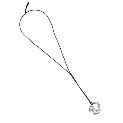 collier en cuir noir avec un pendentif circulaire en argent, monté sur un cordon noir