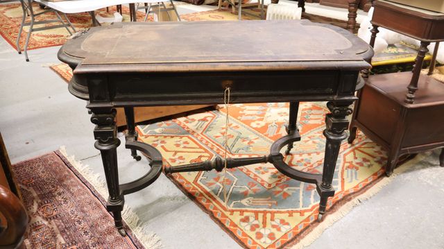 Table de milieu Napoléon III en bois noirci, le plateau gainé de ...