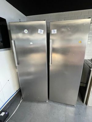 deux réfrigérateurs en acier inoxydable placés côte à côte dans une cuisine