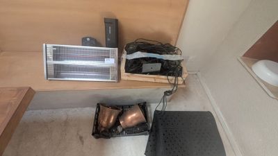 une photo d'une pièce avec un radiateur et une chaise