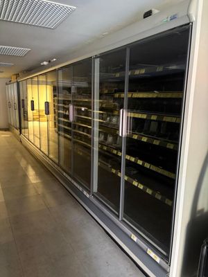 une photo d'un réfrigérateur professionnel dans un magasin