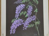 tableau représentant des fleurs violettes sur fond noir, dans un cadre doré