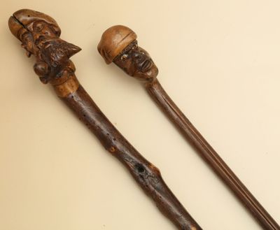 2 CANNES (Art populaire) en bois L'une avec pommeau sculpté … - Photo 1