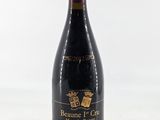 une bouteille de vin rouge posée sur une table blanche