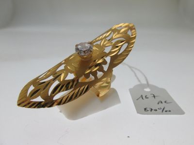 une image représentant une broche en or surmontée d'un diamant