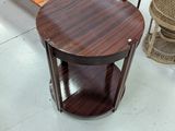 une table en bois sur laquelle est posé un banc, dans un magasin