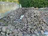un tas de pierres par terre, près d'un mur