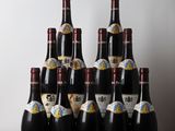 plusieurs bouteilles de vin posées sur une table en bois