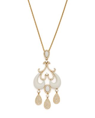 une photo d'un collier blanc et doré serti de diamants