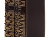 deux livres posés l'un sur l'autre sur une surface blanche