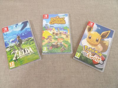 trois jeux Nintendo Wii posés sur une table