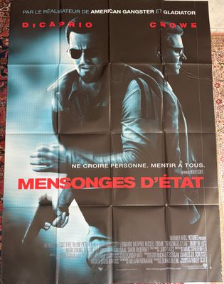 une affiche du film « Mensonges d'État » sur laquelle figure un homme tenant un pistolet