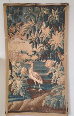 une image d'une tapisserie accrochée au mur d'une pièce