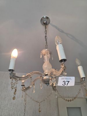un lustre sur lequel est apposée une étiquette de prix