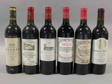 six bouteilles de vin sont alignées sur une table