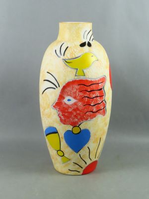 un vase orné d'une peinture représentant un poisson et un oiseau
