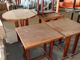 beaucoup de tables et de chaises qui se trouvent dans un entrepôt