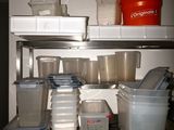 de nombreux récipients et boîtes sur l'étagère de la cuisine