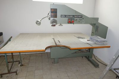 une photo d'un atelier avec une table et une chaise