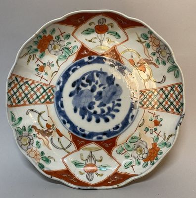 une assiette bleue et blanche ornée d'un motif floral