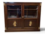 une image d'une armoire en bois avec des portes en verre