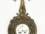 une horloge accrochée au mur, sur laquelle figure une croix