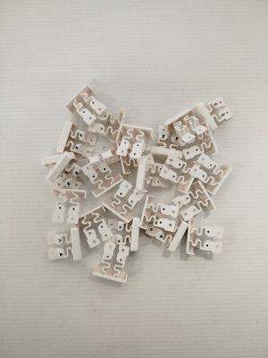 beaucoup de Lego blancs posés sur une surface blanche